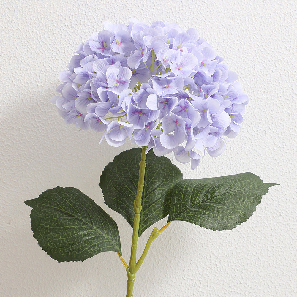 Kunsthortensienzweig mit detaillierten Blüten Karnz