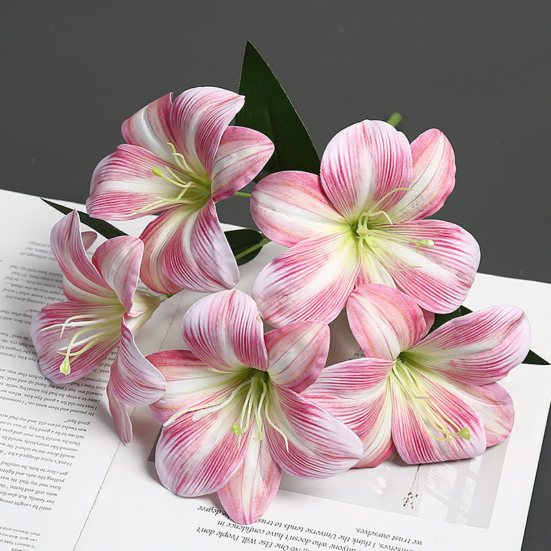 Dekoratives künstliches Blumenarrangement für Zuhause