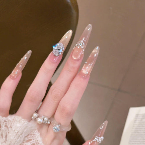 Kunstnägel mit Glamourösem Design Karnz