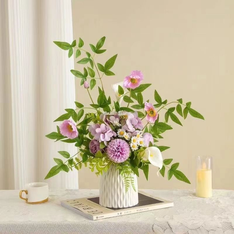 Elegante Blumenarrangement in strukturiertem Vase