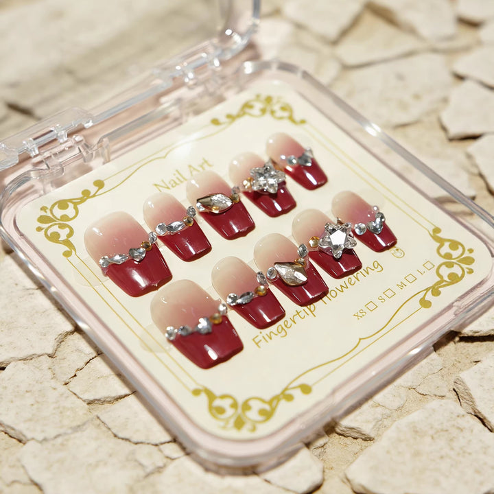 Dekorative mit Strass veredelte Press-On Nageltips Karnz
