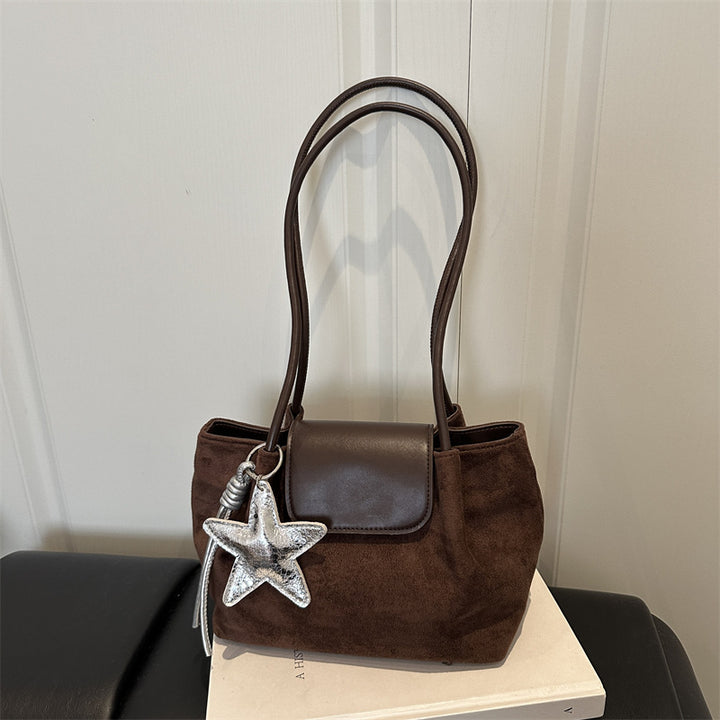 Wildleder-Handtasche mit Sternanhänger