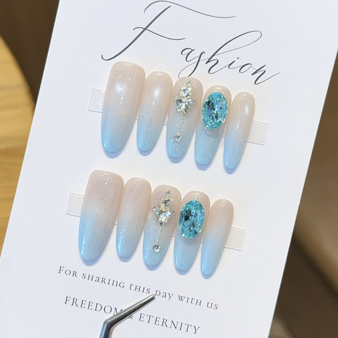 Glamouröse Kunstnägel mit Funkelnden Strassdetails Karnz