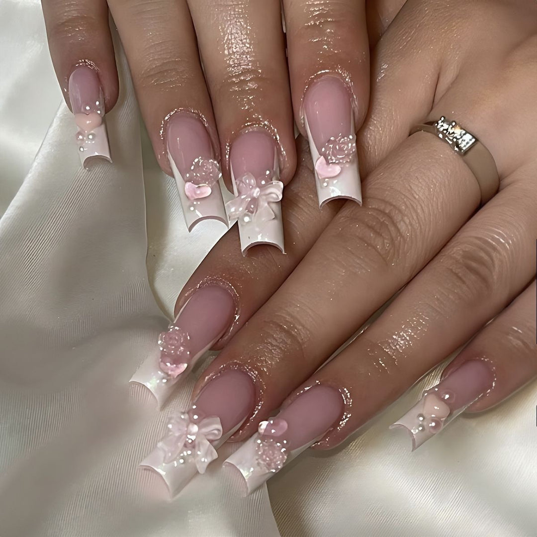 Kreatives Kunstnagelset mit zarten Perlen- und Glanzakzenten Karnz