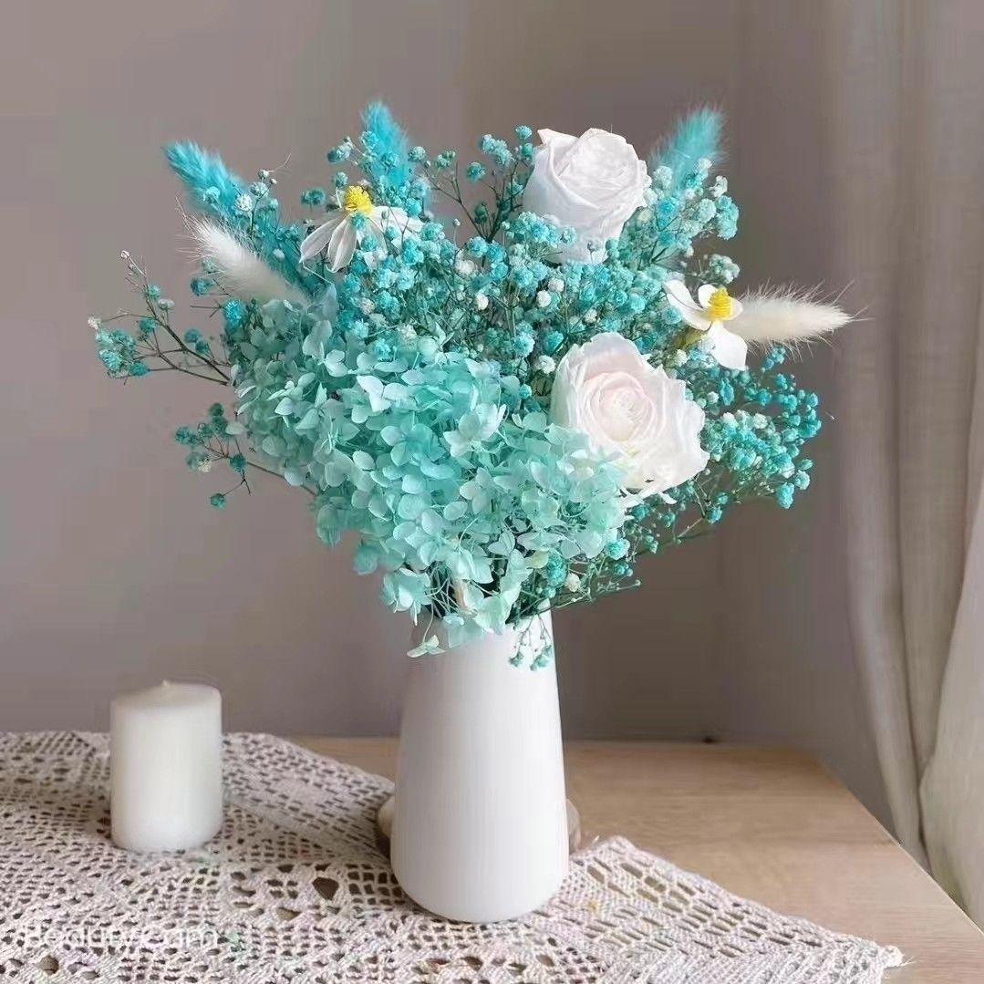 Trockenblumenarrangement in eleganter Vase