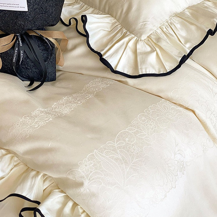 Edles Baumwollsatin-Bettgarnitur-Set mit Volant-Rüschen, Jacquard‑Blütenbordüre und Kontrastkeder