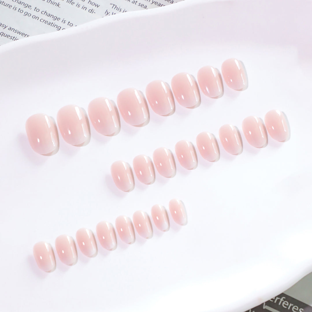 Elegante Gel-Nagelverlängerungen im modernen French-Tip Design Karnz