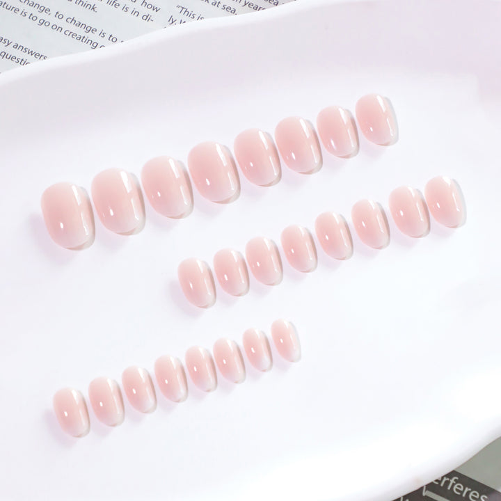 Elegante Gel-Nagelverlängerungen im modernen French-Tip Design Karnz