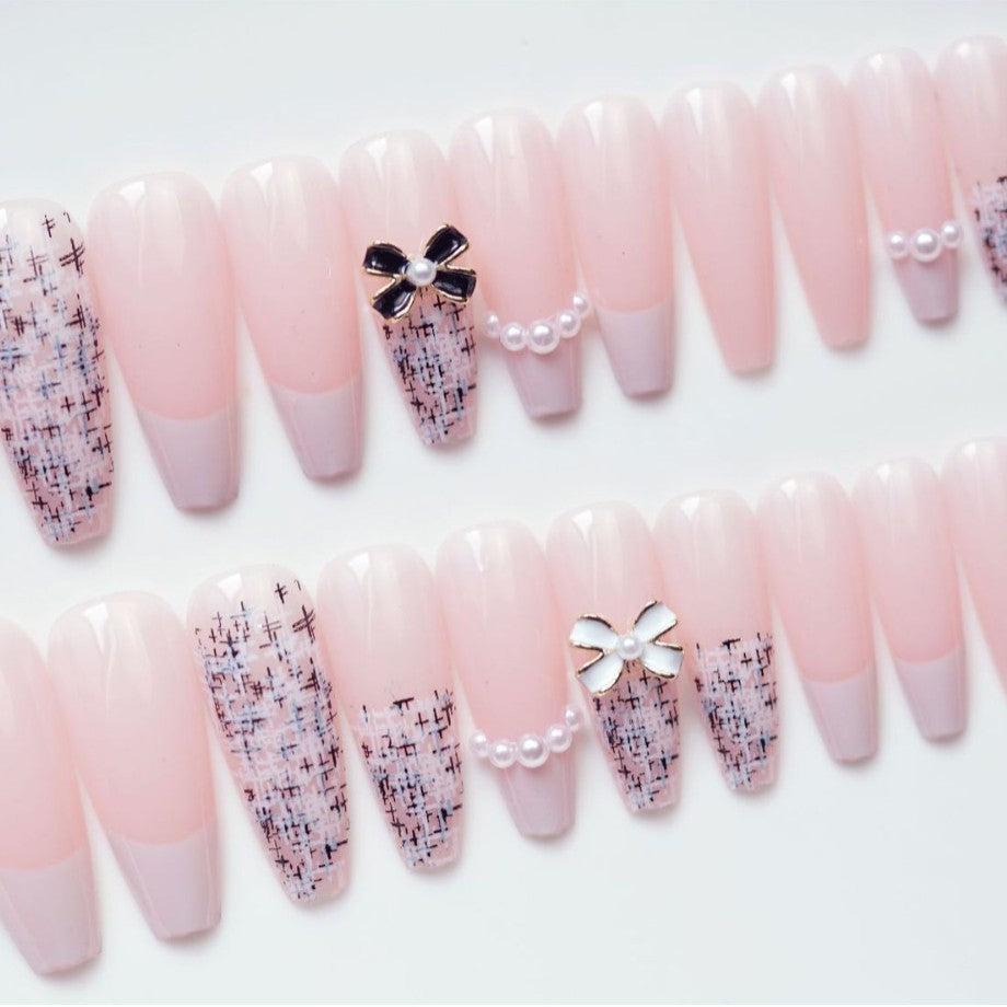 Elegante Press-On Nagelkunst mit dekorativen Schleifenakzenten