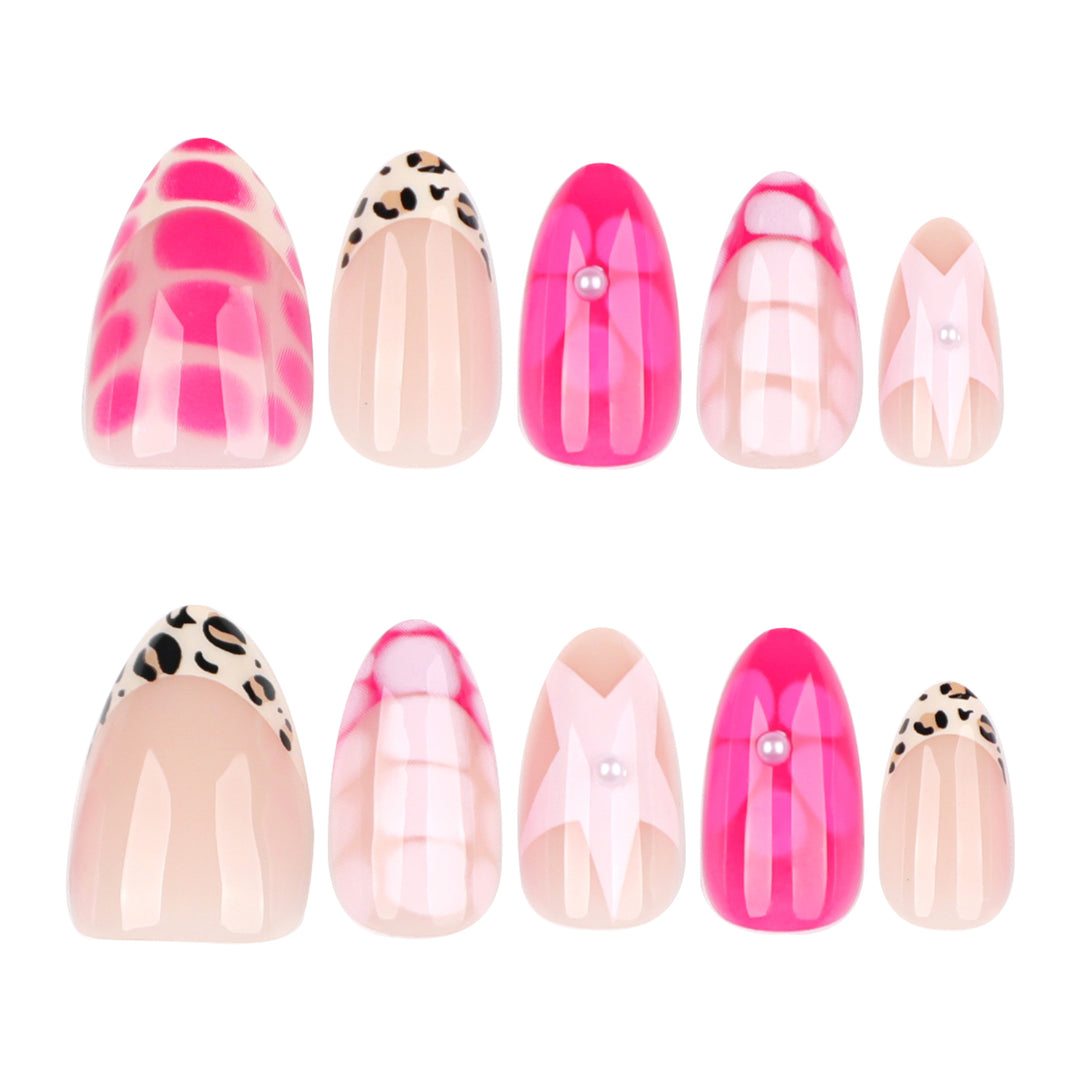 Kunstvolle Nagelkunst mit buntem Design und Glitzerakzenten Karnz
