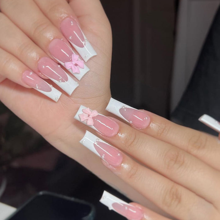 Dekoratives 3D Nagelkunstdesign Karnz