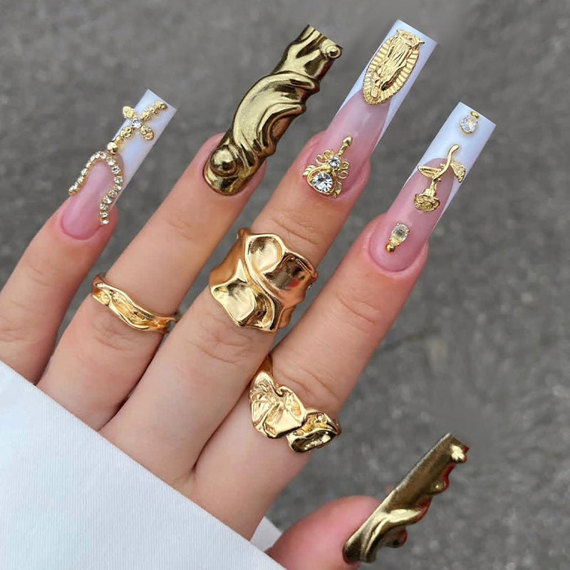 Dekoratives Press-On-Nagelset mit stilvollen goldenen Akzenten Karnz