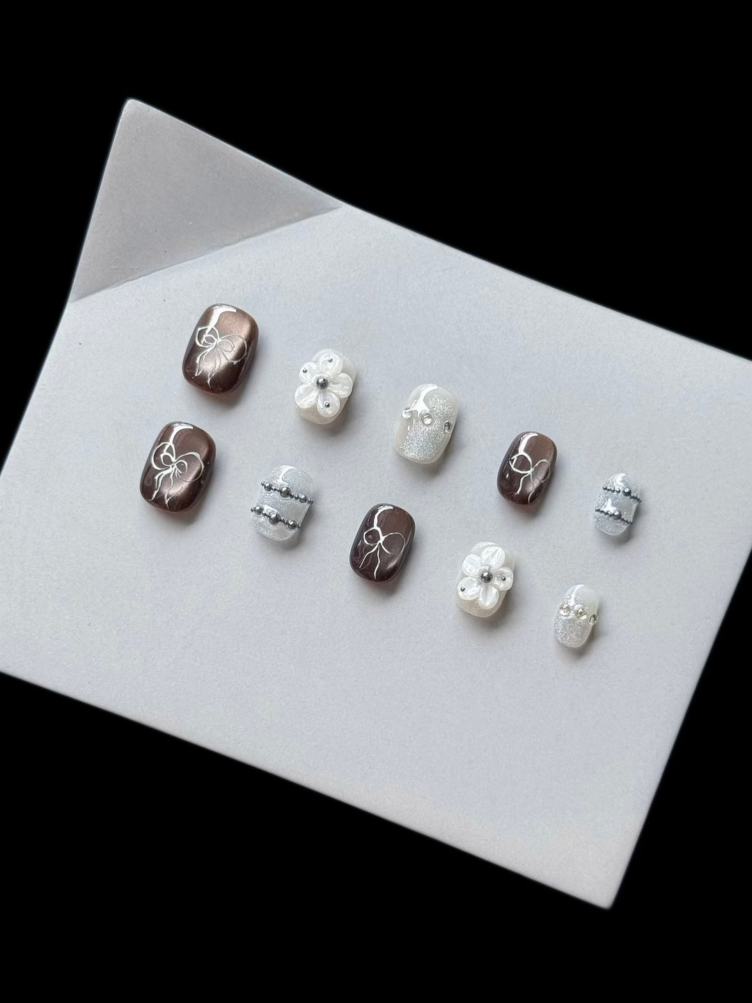 Künstlerisches Press-On Nagelkunstset mit floralen und Edelstein-Akzenten  1791774462