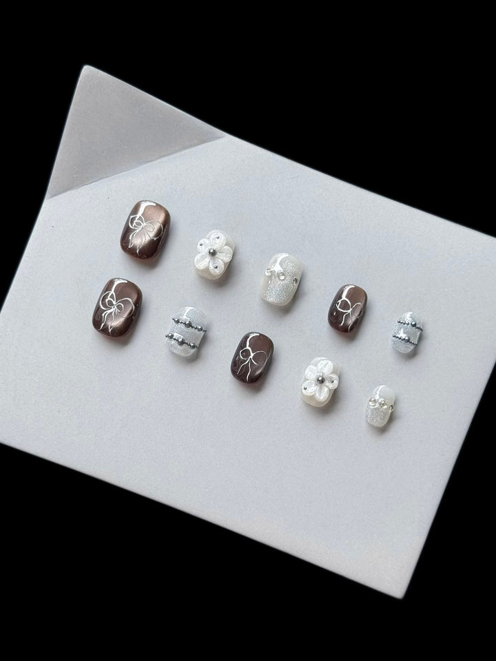 Künstlerisches Press-On Nagelkunstset mit floralen und Edelstein-Akzenten  1791774462