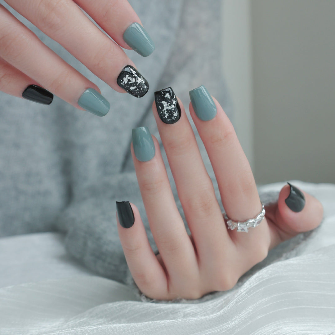Künstlerisches Press-On-Nagelset mit glamourösen Designs