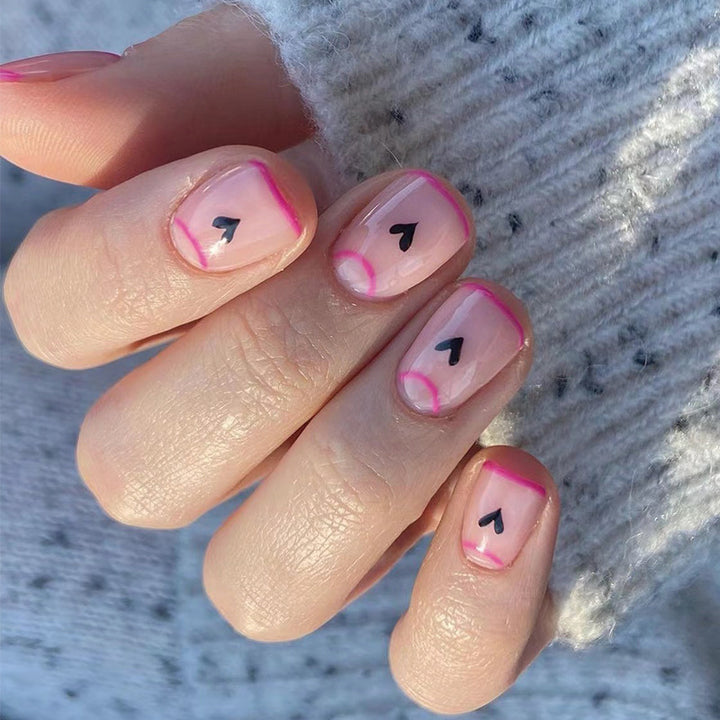Kreative Nagelkunst mit Herz-Design und Glitzerakzenten Karnz