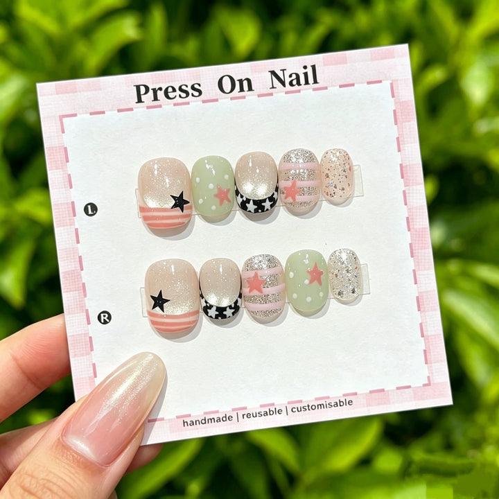 Künstlerisches Press-On-Nagel-Set mit floralen und grafischen Designs