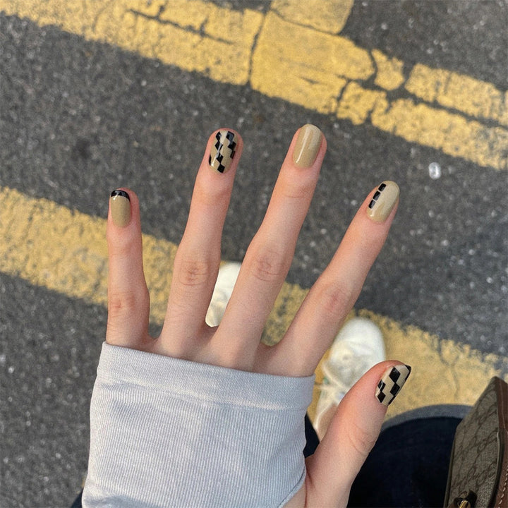Kunstvolle Nagelverlängerungen mit elegantem Blattmuster Karnz
