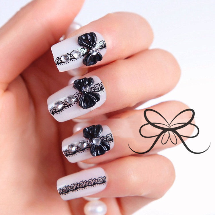 Kunstnägel mit elegantem Blumen- und Strassdesign Karnz