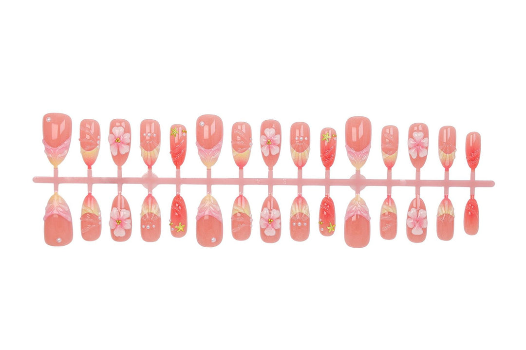 Kunstnagelset mit eleganten floralen Verzierungen und luxuriösem Glanz Karnz