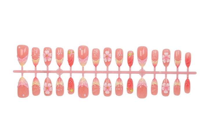 Kunstnagelset mit eleganten floralen Verzierungen und luxuriösem Glanz Karnz