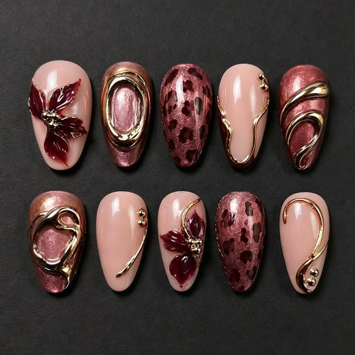 Künstlerisches Press-On-Nagelset mit floralen und metallischen Akzenten