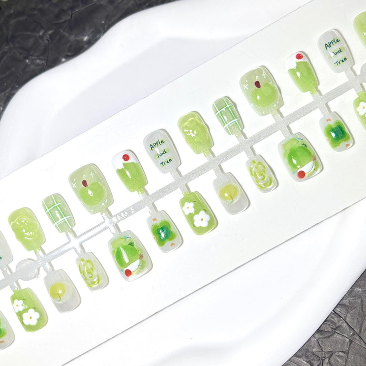 Künstlerisches Press-On Nageldesign Set mit Apfel- und Blumenmotiv