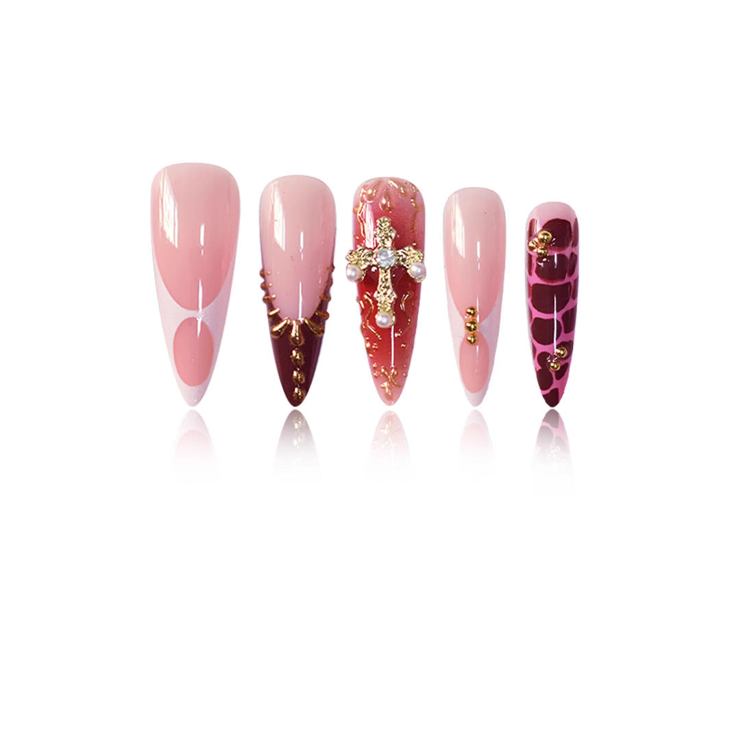 Verschnörkelte Nagelkunst Karnz
