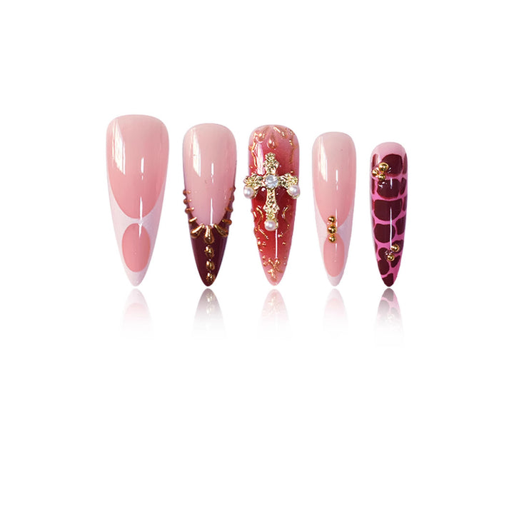 Verschnörkelte Nagelkunst Karnz