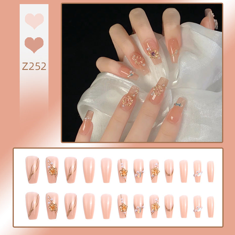 Kunstnagelset mit eleganten floralen und luxuriösen Verzierungen Karnz
