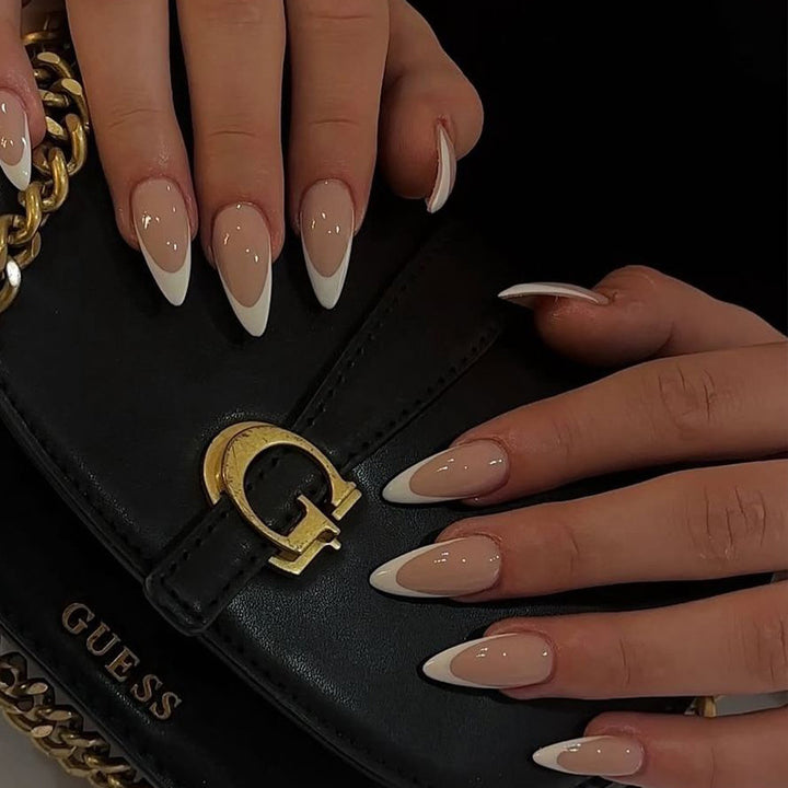 Kunstnägel mit Elegantem Stiletto-Design Karnz