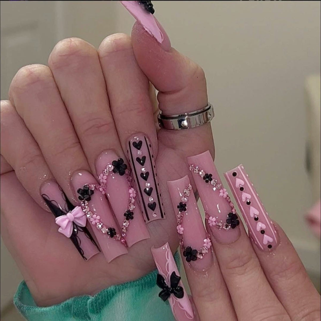 Kunstnagelset mit verspielten 3D-Rosen und eleganten Akzenten Karnz