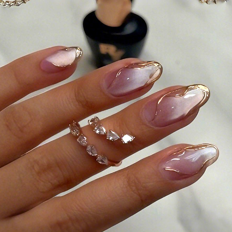 Elegantes Press-On-Nagelkunst-Set mit schicken goldenen Akzenten Karnz