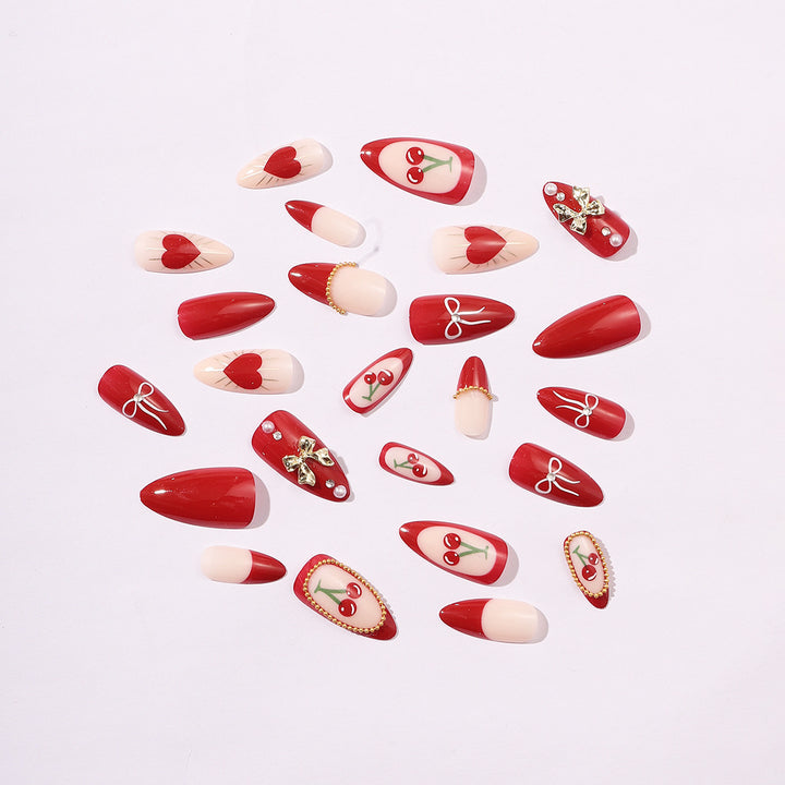 Kreatives Kunstnagelset mit eleganten Herz- und Schleifenmotiven Karnz