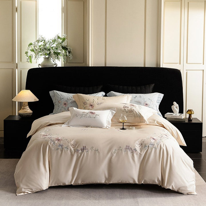 Luxuriöses besticktes Satin-Bettwäsche-Set mit floralem Eckmotiv und Kontrastpaspel