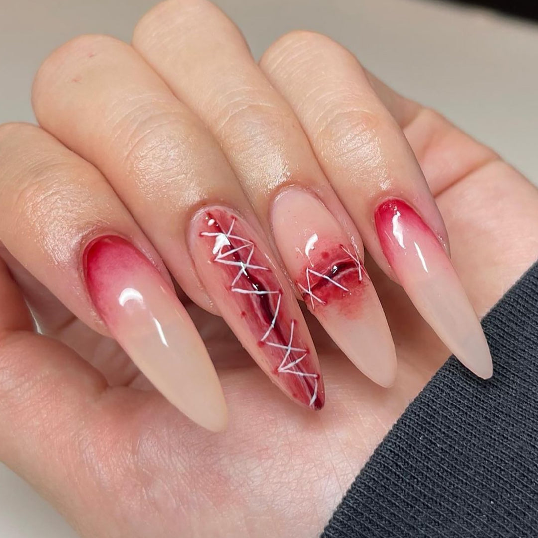Kunstvolle Nagelverlängerungen im eleganten Ombre-Stil mit Kunstmotiv Karnz