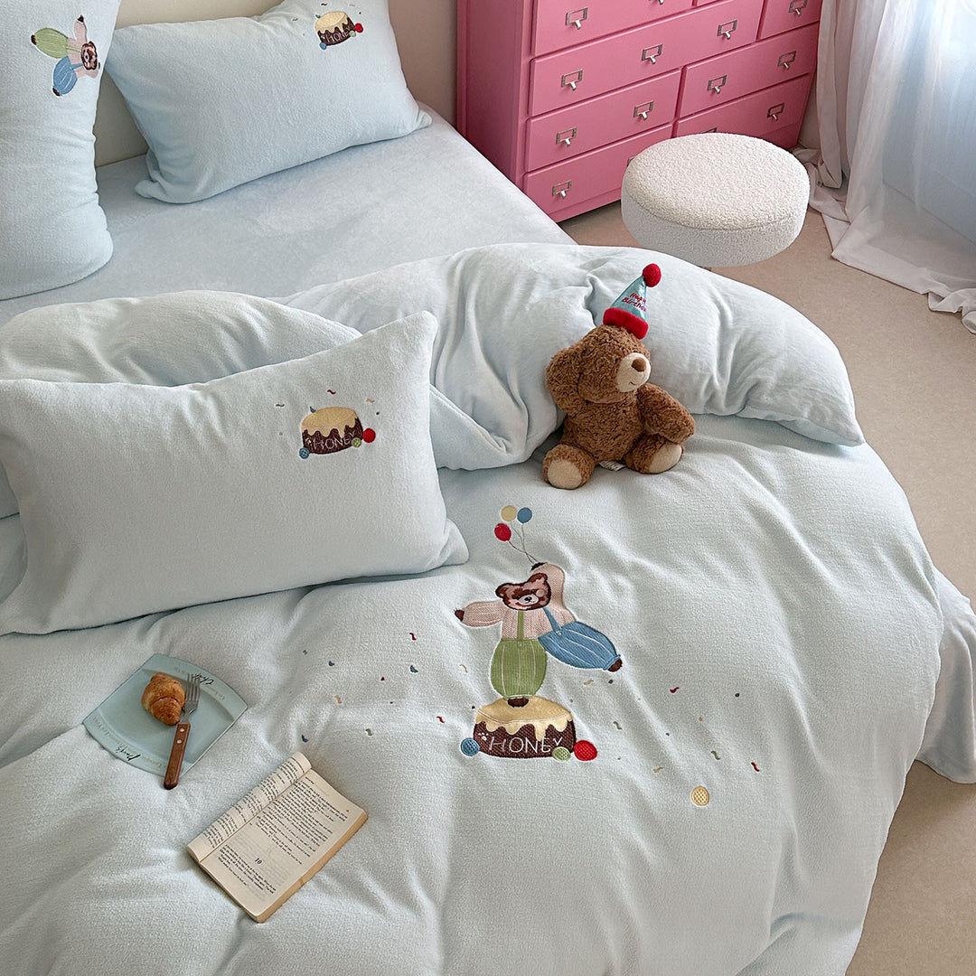 Kuschelige Kinder-Bettwäschegarnitur mit besticktem Teddymotiv