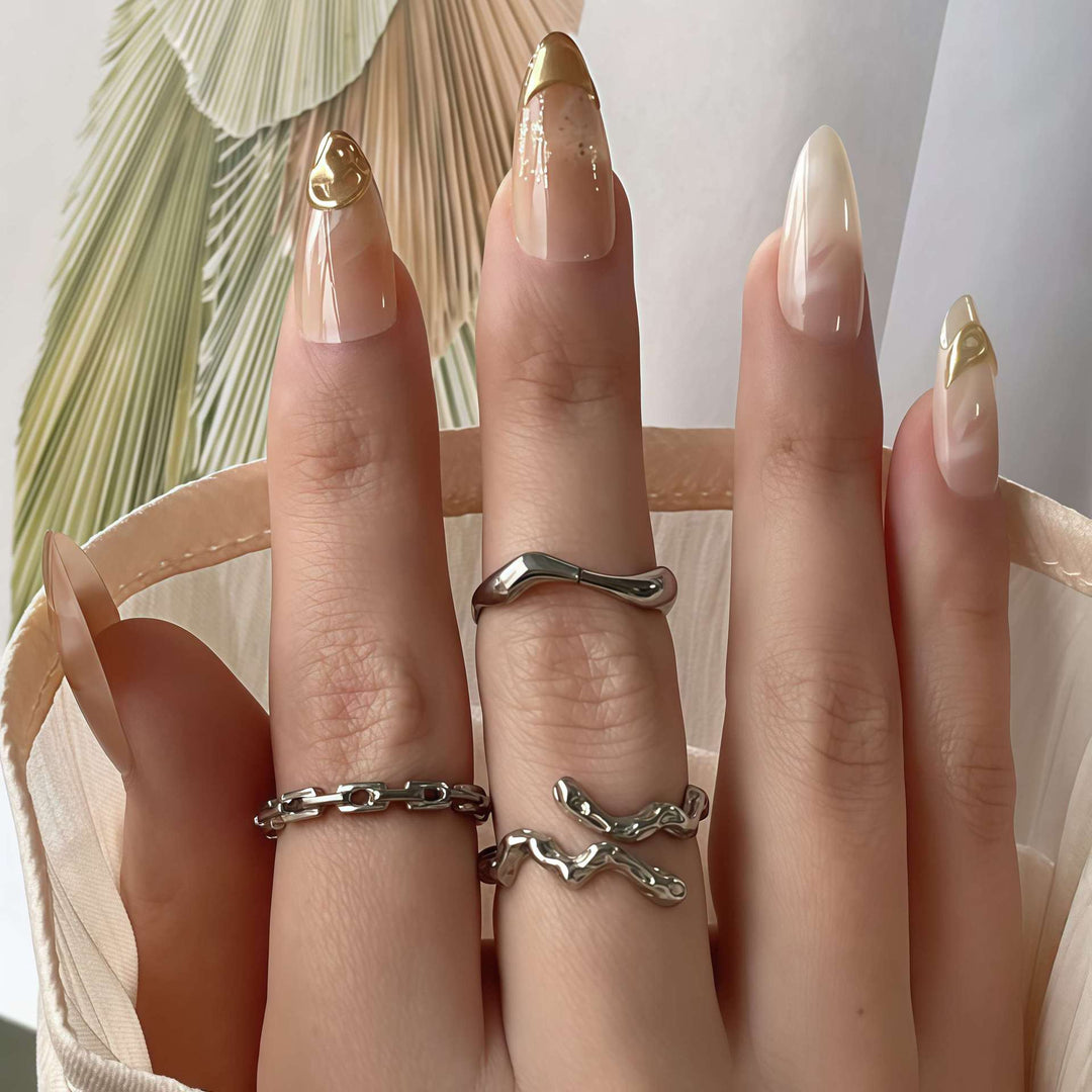Künstlerisches Press-On Nagelset mit Gold- und Blumenakzenten Karnz