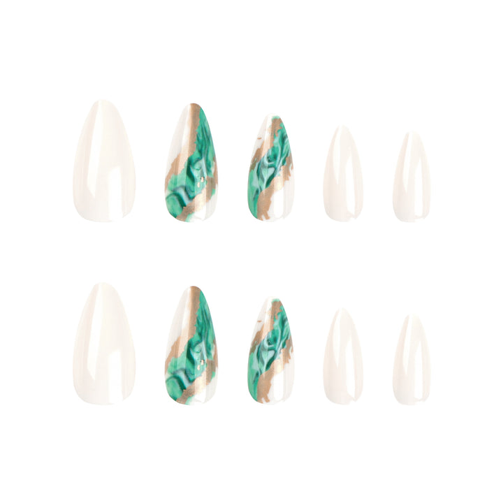 Kunstvolle Nagelverlängerungen mit elegantem marmoriertem Design Karnz