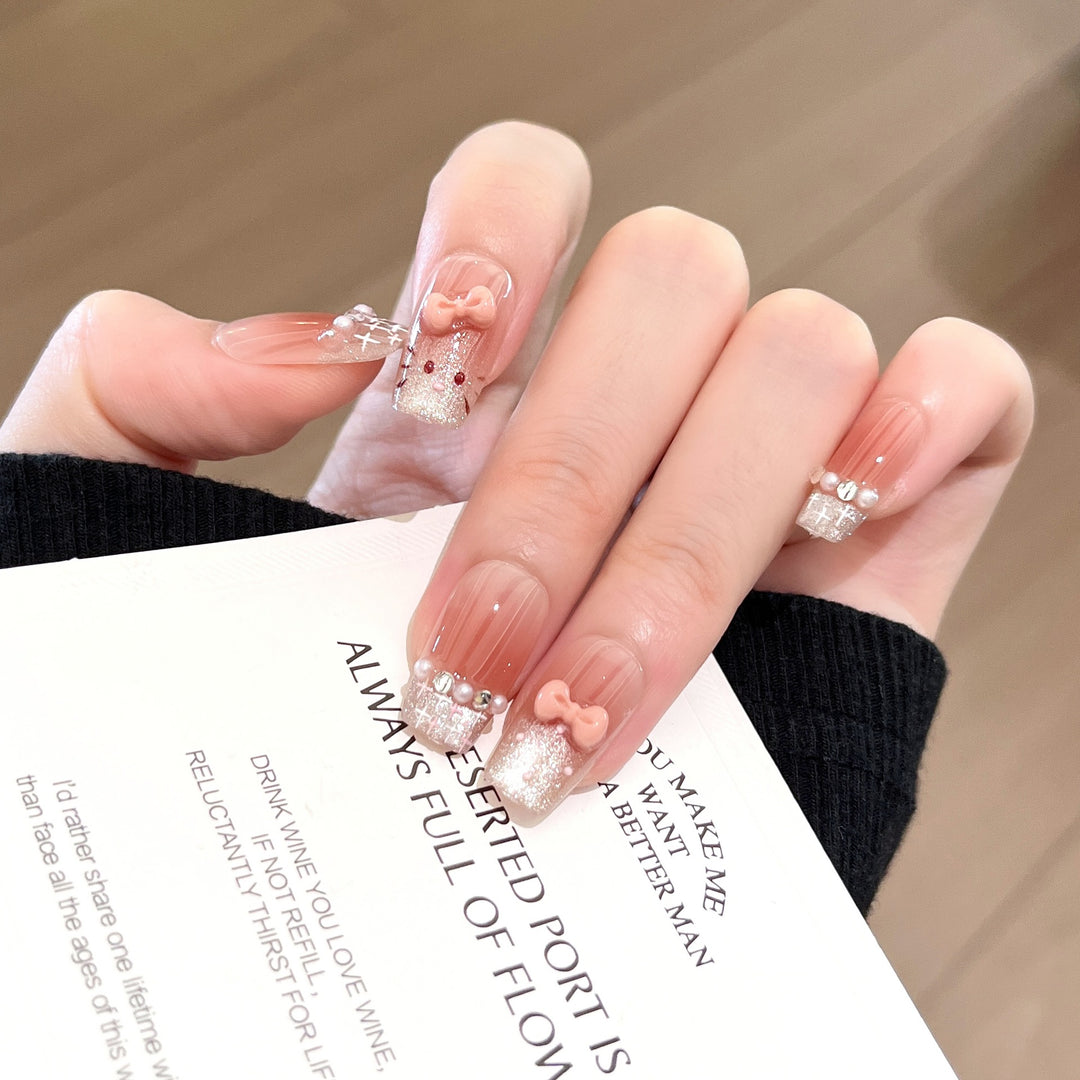 Elegantly gestaltetes, mit Kristallen verziertes Press-On Nail Set Karnz