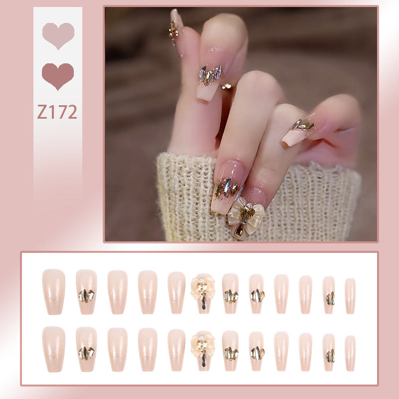 Kunstnagelset mit eleganten Glitzerverzierungen und schimmernden Akzenten Karnz