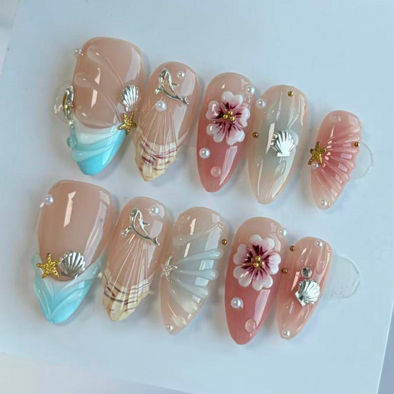 Kunstnagelset mit detaillierten Herzdesigns und Glamourösen Verzierungen Karnz