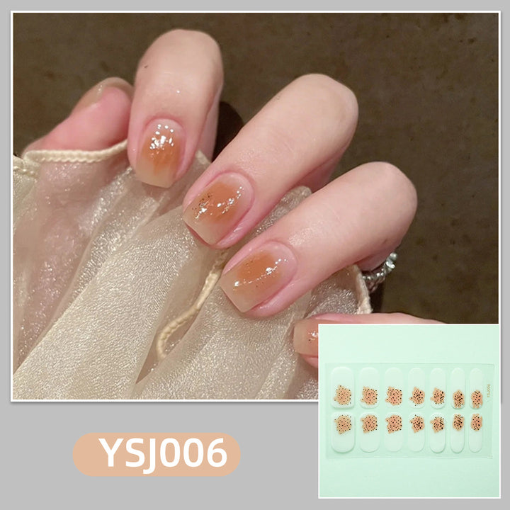 Kunstvolle Nagelverzierung mit Glitzerdetails Karnz