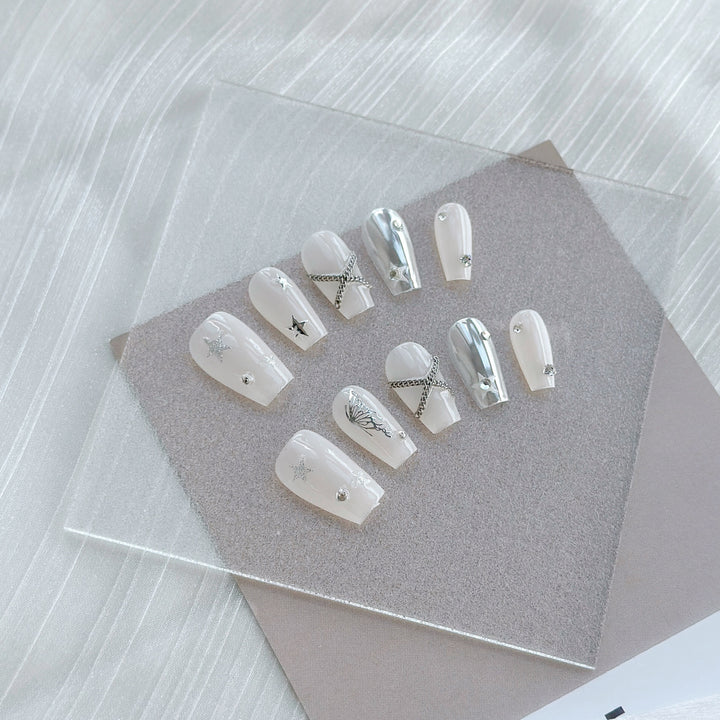 Künstlerisches Press-On-Nagelset mit eleganten silbernen Akzenten