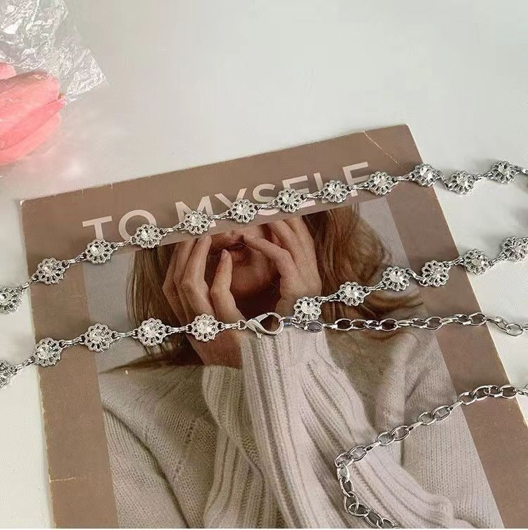 Elegante Kette mit Perlen und Herzanhängern Karnz