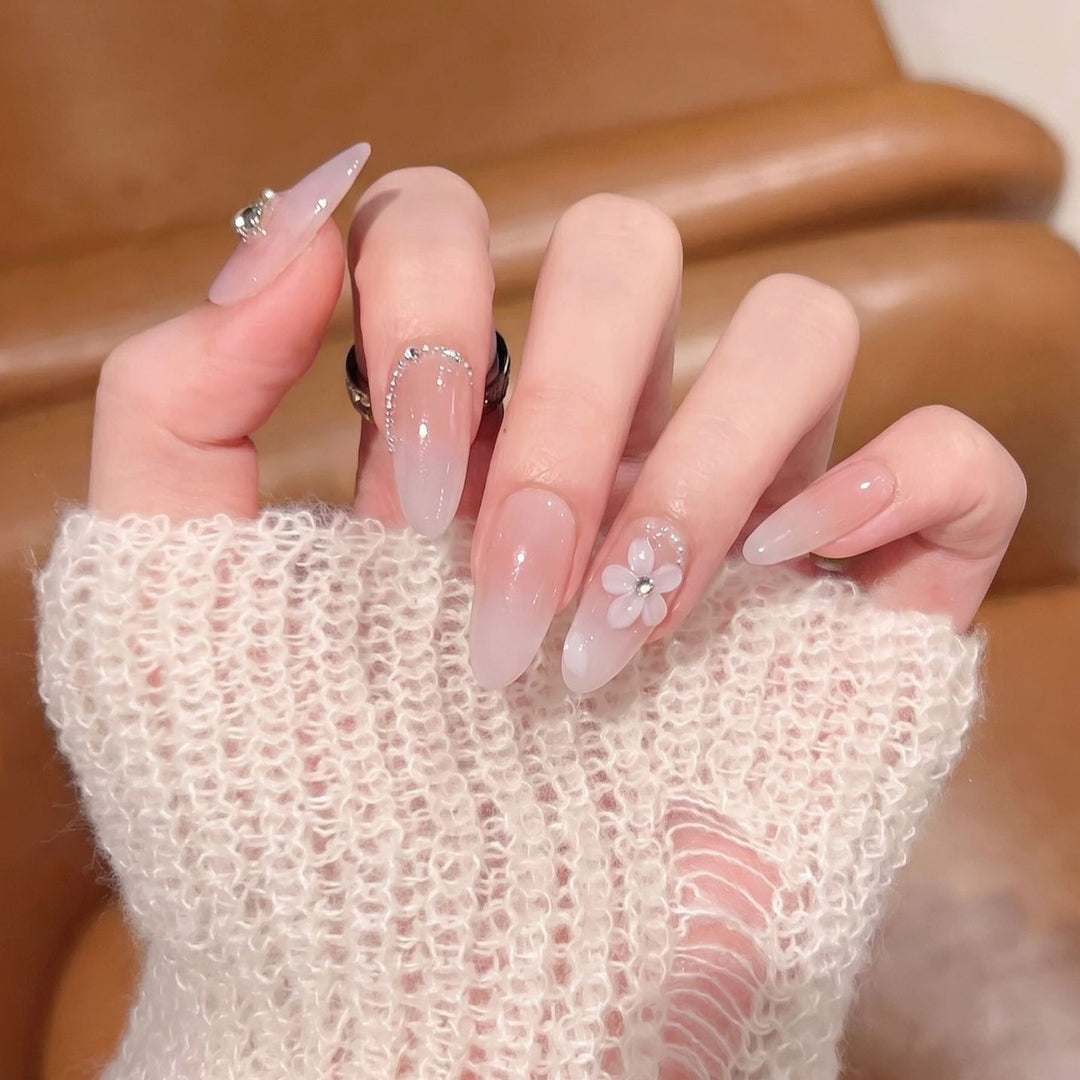 Florales Press-On Nagelkunst-Set Karnz