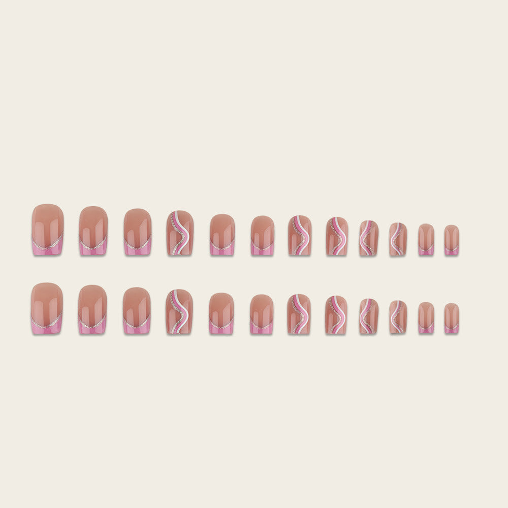 Glamouröse Nail Art mit Strass Karnz
