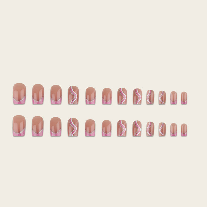 Glamouröse Nail Art mit Strass Karnz
