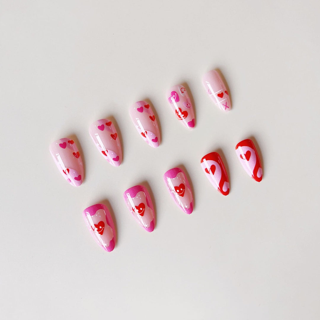 Kunstnagelset mit romantischen Herzmotiven und modernen Designs Karnz