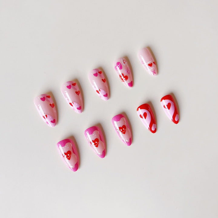 Kunstnagelset mit romantischen Herzmotiven und modernen Designs Karnz